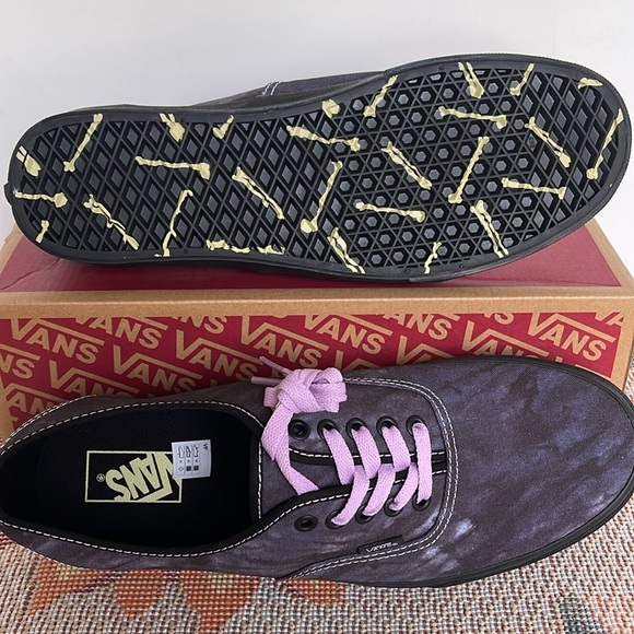 Vans WMNS Authentic
Midnight Shift Black/Black
VN0009PVBKA
Sneakers - Picture 2 of 16
